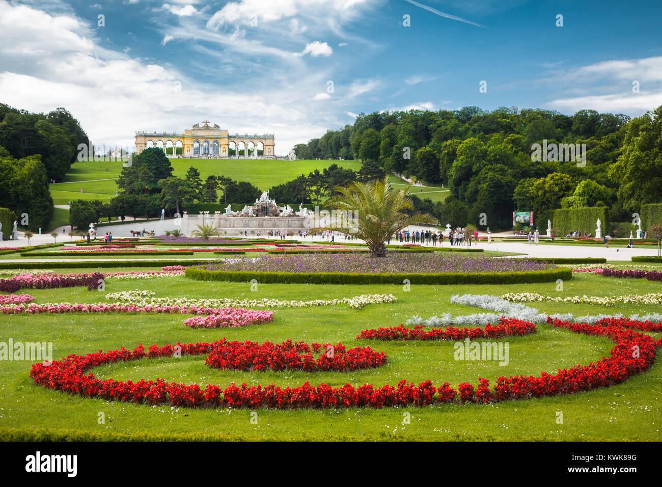 Klassische Ansicht der malerischen Großen Parterre Garten mit Gloriette auf einem Hügel am berühmten Schloss Schönbrunn, an einem schönen sonnigen Tag im Sommer, Wien, Österreich Stockfoto
