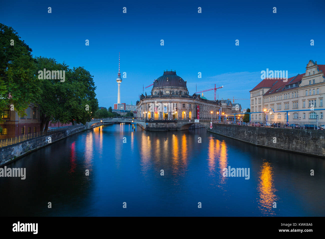 Schönen Blick auf berühmte Bode Museum im historischen Museumsinsel () mit Fernsehturm und Spree in der Dämmerung, Berlin, Deutschland Stockfoto