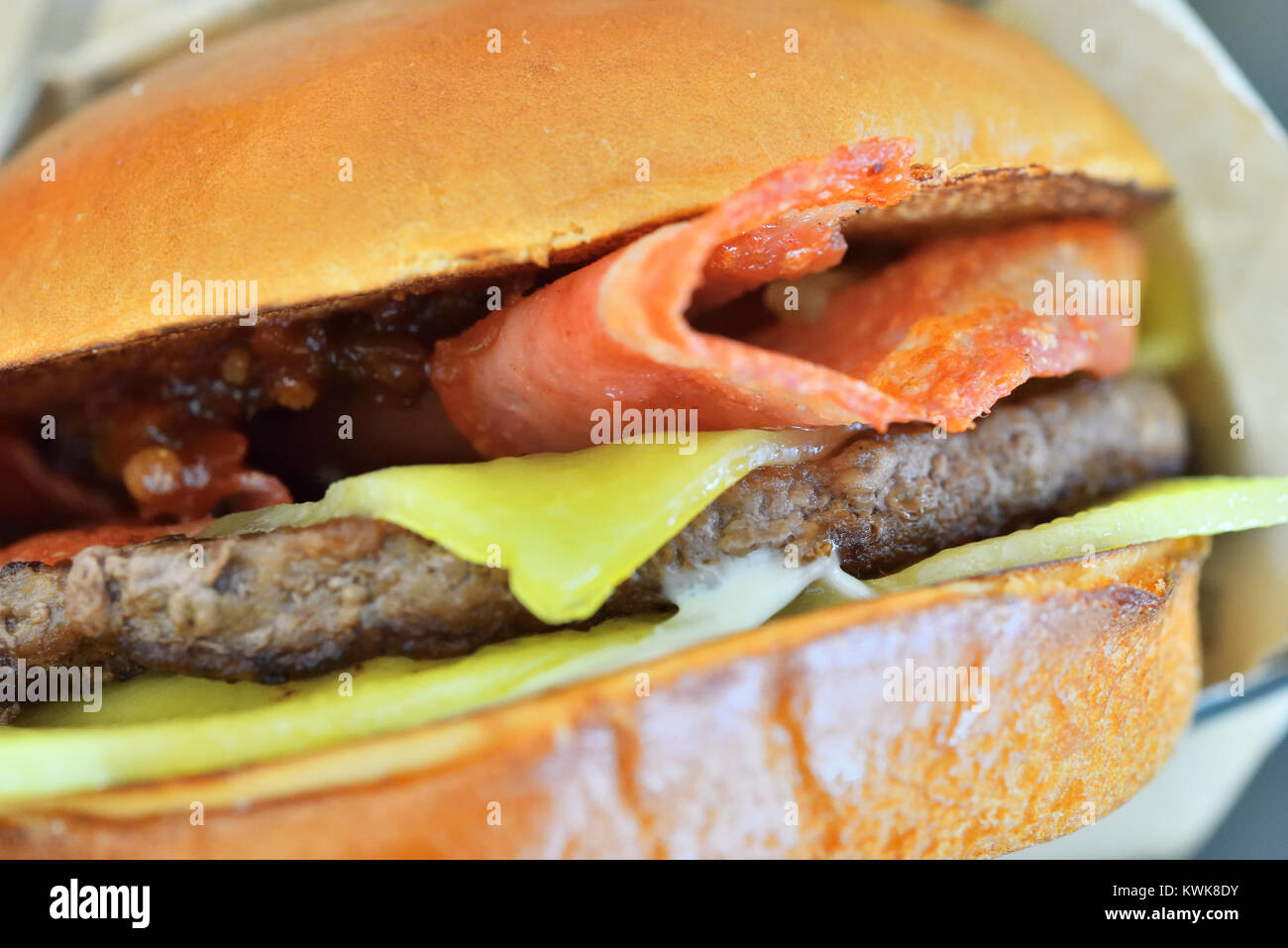 Nahaufnahme einer Beef Burger mit Rindfleisch Patty, Speck und Käse. Stockfoto