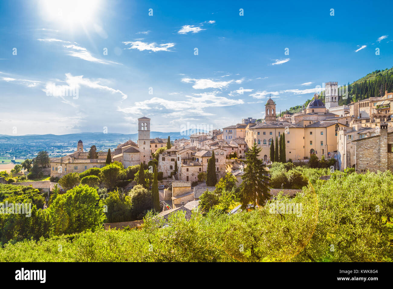 Panoramablick auf die historische Altstadt von Assisi an einem schönen sonnigen Tag mit blauen Himmel und Wolken im Sommer, Umbrien, Italien Stockfoto