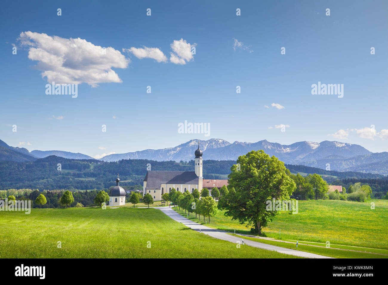 Klassische Ansicht der berühmten Wallfahrtskirche Wilparting mit grünen Wiesen und Bäume an einem sonnigen Tag im Frühling, Irschenberg, Bayern, Deutschland Stockfoto