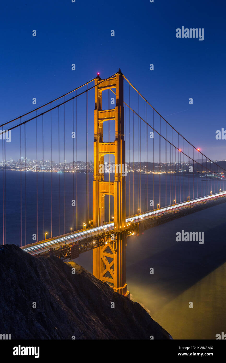 Klassische vertikale Ansicht der berühmten Golden Gate Bridge gesehen aus Sicht der Batterie Spencer in schönen Beitrag Sonnenuntergang Dämmerung während der blauen Stunde in der Abenddämmerung in s Stockfoto