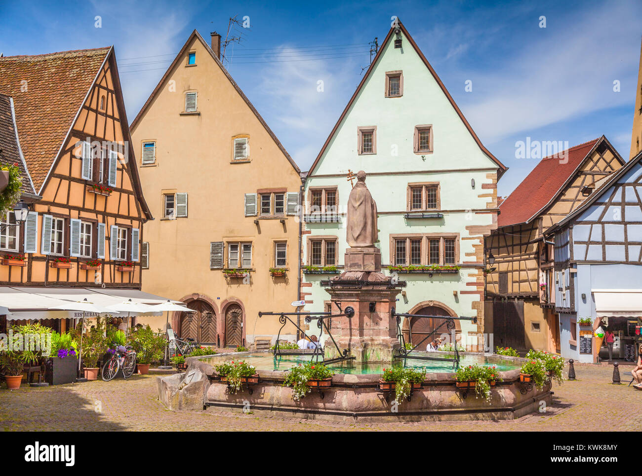 Historischen Stadtplatz von Eguisheim, einem beliebten Reiseziel an der berühmten elsässischen Weinstraße, im Sommer, Elsass, Frankreich Stockfoto