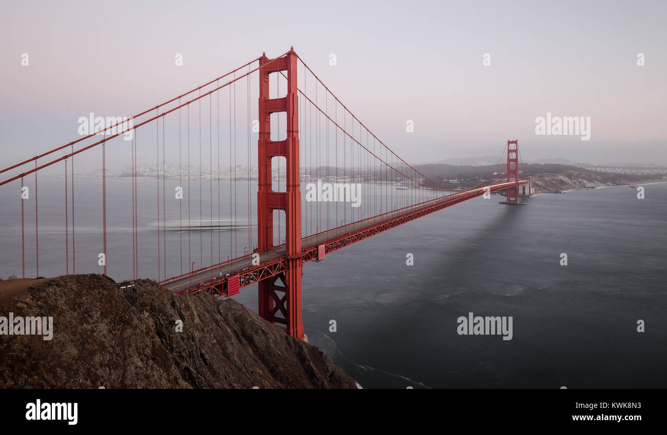 Klassische Panorama der berühmten Golden Gate Bridge gesehen vom berühmten Batterie Spencer Aussichtspunkt in schönen Beitrag Sonnenuntergang Dämmerung während der blauen Stunde bei d Stockfoto