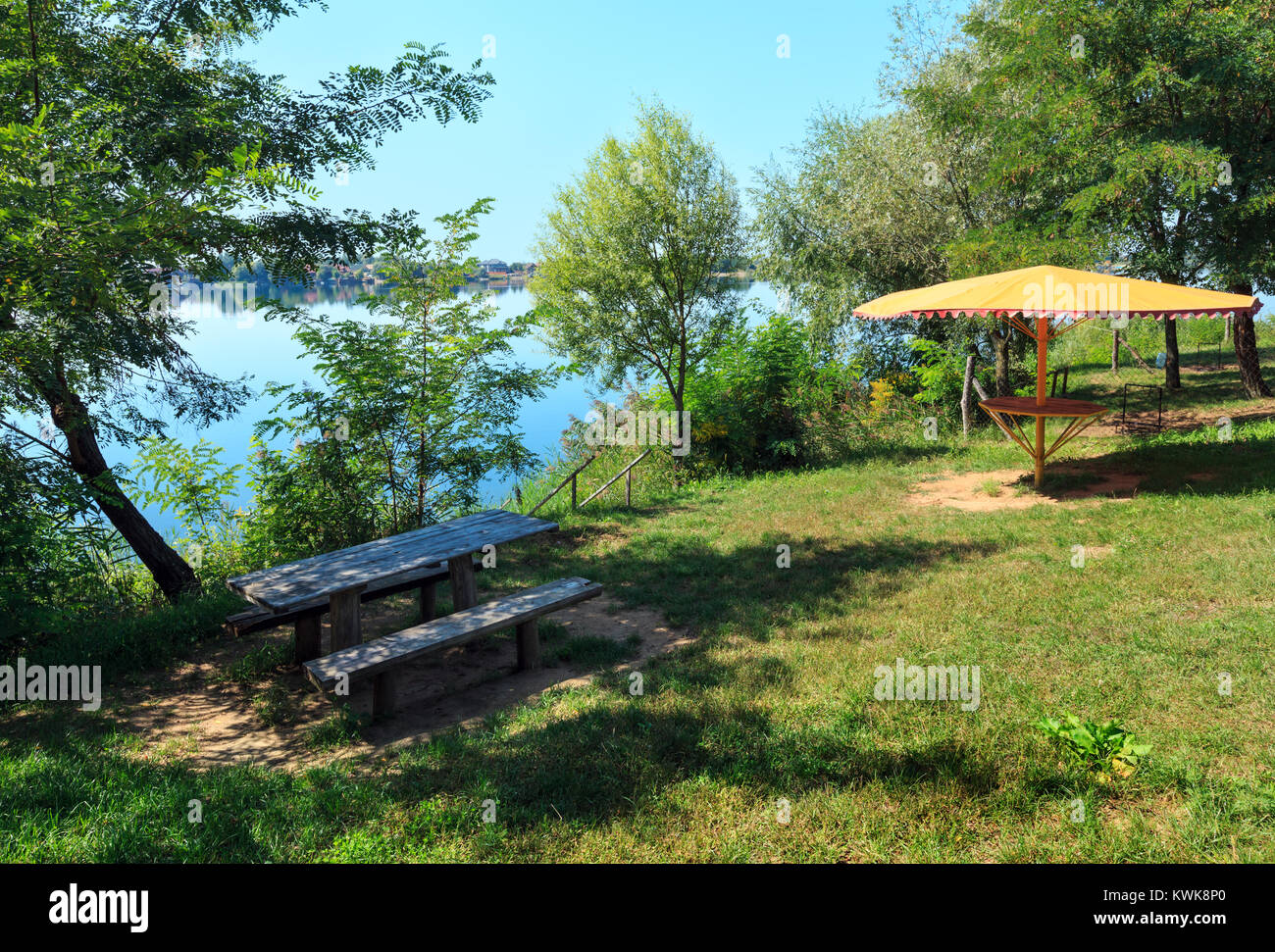 Malerische Sommer See ruhiger Strand mit Stellplatz am Ufer. Konzept der ruhigen Landleben, umweltfreundlichen Tourismus, Camping, Angeln. Stockfoto