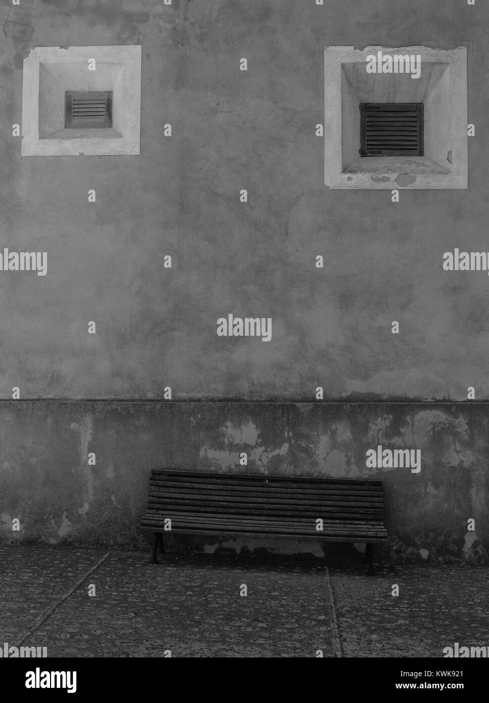 Schiefe Bank gegen eine Wand mit zwei Lücken im Santuari de Sant Salvador, Artà, Mallorca, Spanien Stockfoto