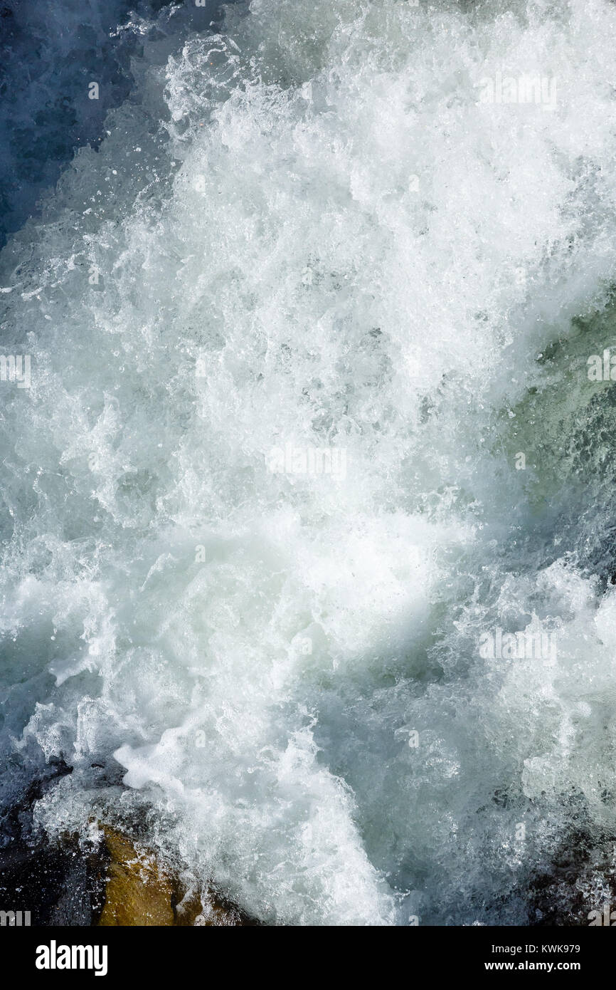 Schnelle wasser Wasserfall close-up (Natur Hintergrund). Stockfoto