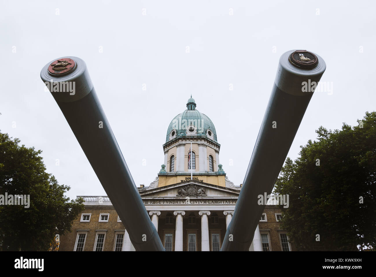 Naval guns außerhalb des Imperial War Museum, Lambeth, London Stockfoto