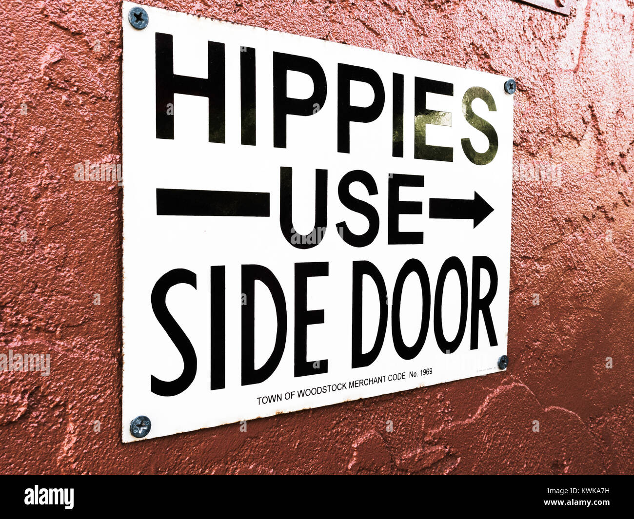 Humorvolle "Hippies verwenden Seitentür" Schild an Redneck Restaurant, Florida, USA Stockfoto
