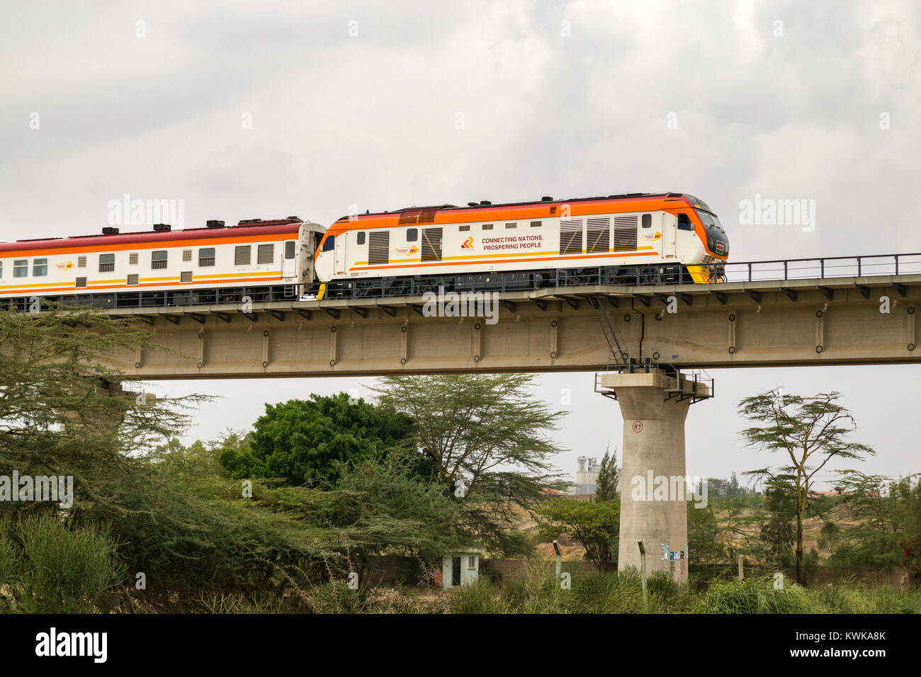Der madaraka Express Passenger Service Zug auf einem Viadukt Abschnitt von Nairobi nach Mombasa Standard Gauge Railway SGR, Kenia Reisen Stockfoto