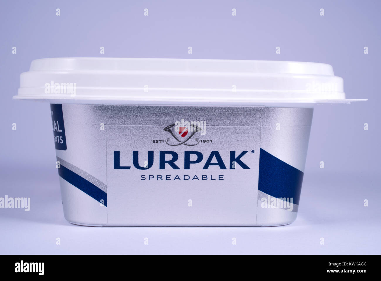 LONDON, Großbritannien - 18. Dezember 2017: Eine Packung Lurpak Butter über einen einfachen Hintergrund, am 18. Dezember 2017. Lurpak ist in 75 Ländern weltweit verkauft. Stockfoto