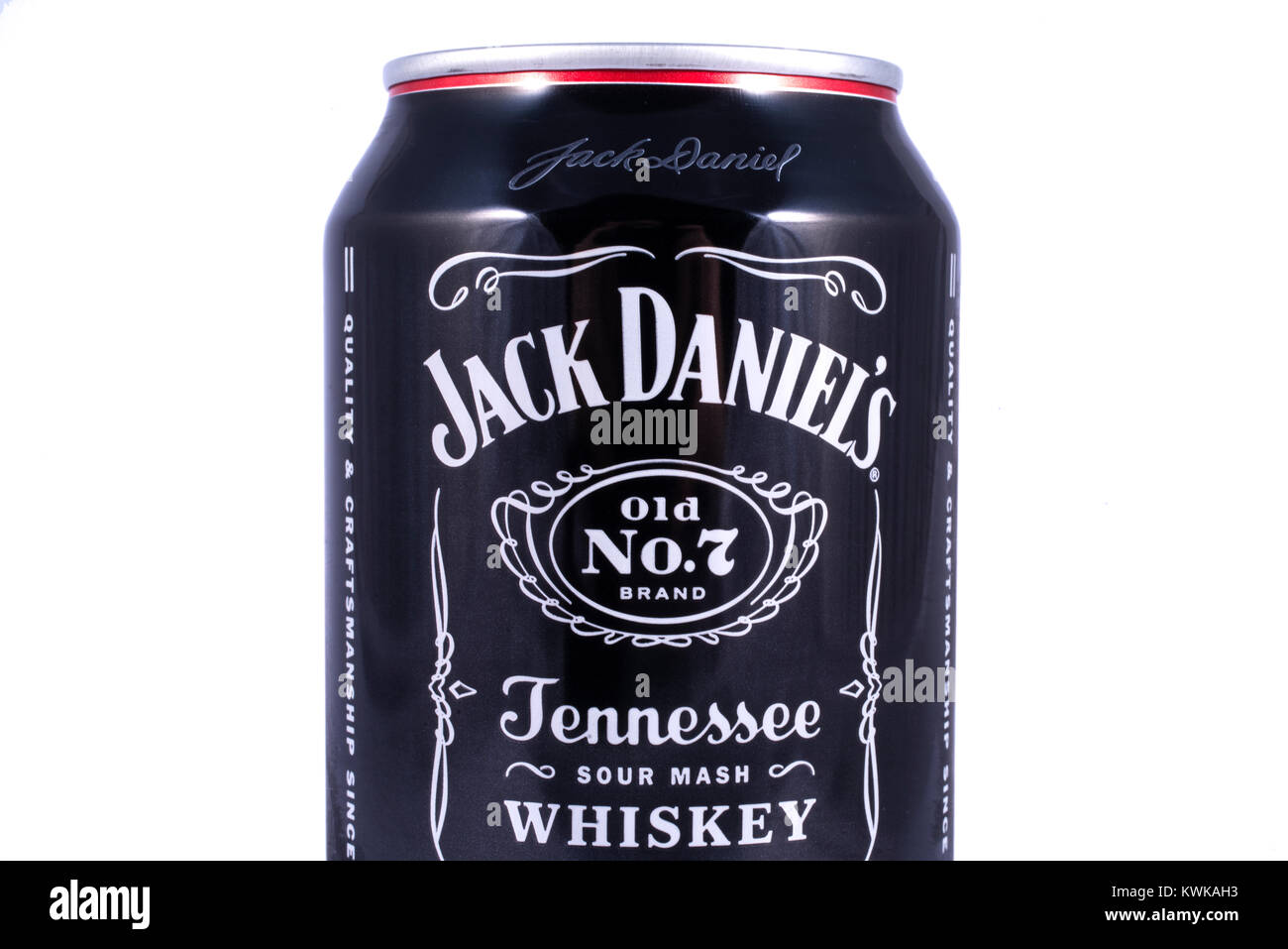 LONDON, Großbritannien - 18. Dezember 2017: eine Nahaufnahme von kann von Jack Daniels alkoholische Getränk über einen weißen Hintergrund Am 18. Dezember 2017. Stockfoto