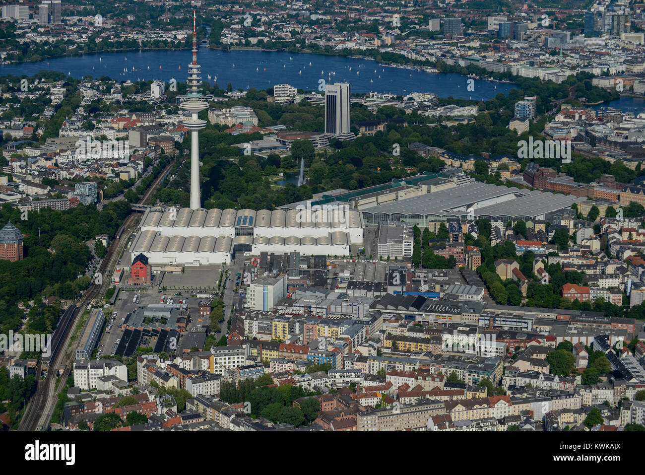 Deutschland, Hamburg, Luftaufnahme von Schanzenviertel mit Messehallen Ausstellungen Rathaus, Fernsehturm und Alster Stockfoto