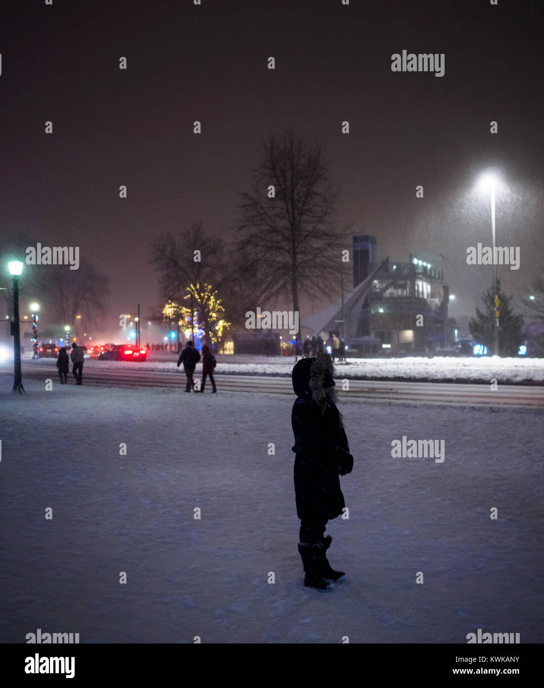 Eine Frau im Schnee Sturm versucht, Kraft zu sammeln. Gebündelt angezeigt, was es nimmt, um einen Sturm zu trotzen. Stockfoto