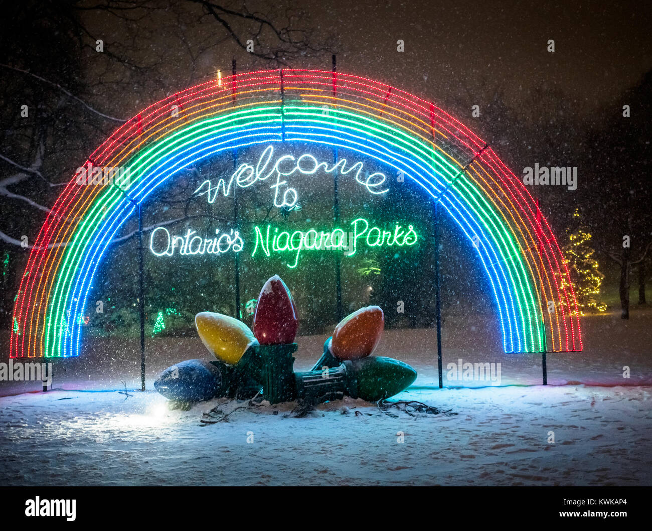 Winter Festival der Lichter zeigen leuchtenden Lampen bilden einen Regenbogen auf der Ontario Niagara Parks an einem verschneiten Winternacht Stockfoto