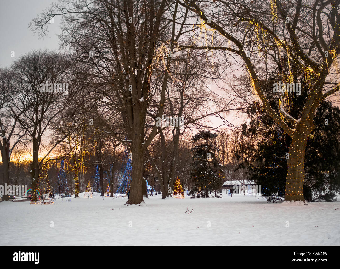 Urlaub Leuchten über einen öffentlichen Park in Niagara Falls, Ontario, Kanada bei einem schönen Sonnenuntergang und magische Orange Sky Stockfoto