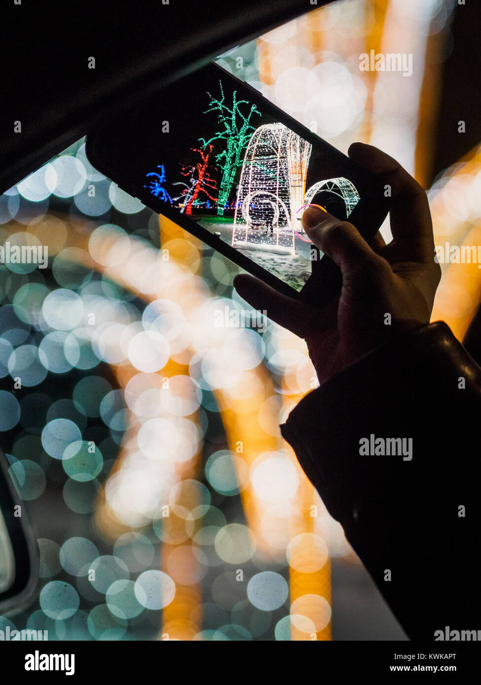 Fahrt durch die herrliche Winterlandschaft erfassen Bilder schaffen ein schönes Bokeh. Winter Festival der Lichter in Niagara Falls, Ontario, Kanada Stockfoto