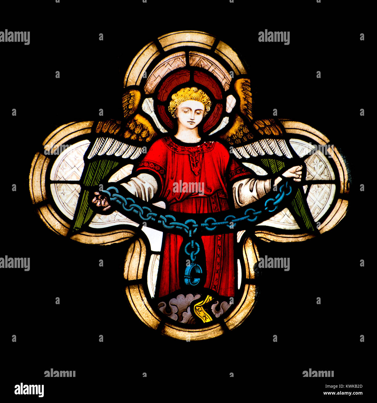London, England, UK. St Mary Äbte Pfarrkirche, Kensington. Glasfenster: Engel mit Ketten Stockfoto