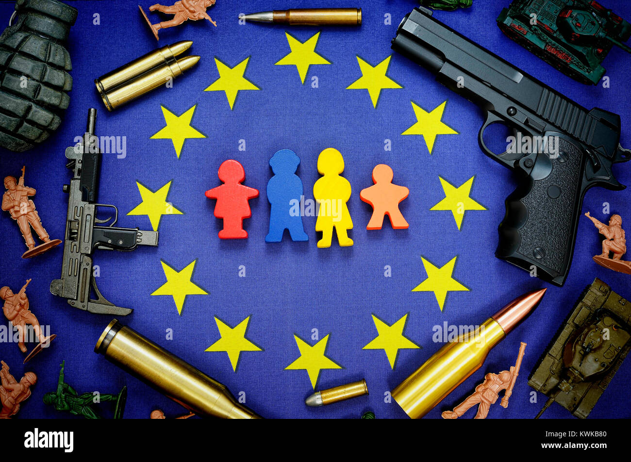 EU-Flagge mit den Figuren einer Familie, durch Waffen umgeben, Stream ist symbolisch Foto Flüchtling zu Europa, EU-Fahne mit Figuren einer Familie, umgeben von Wa Stockfoto