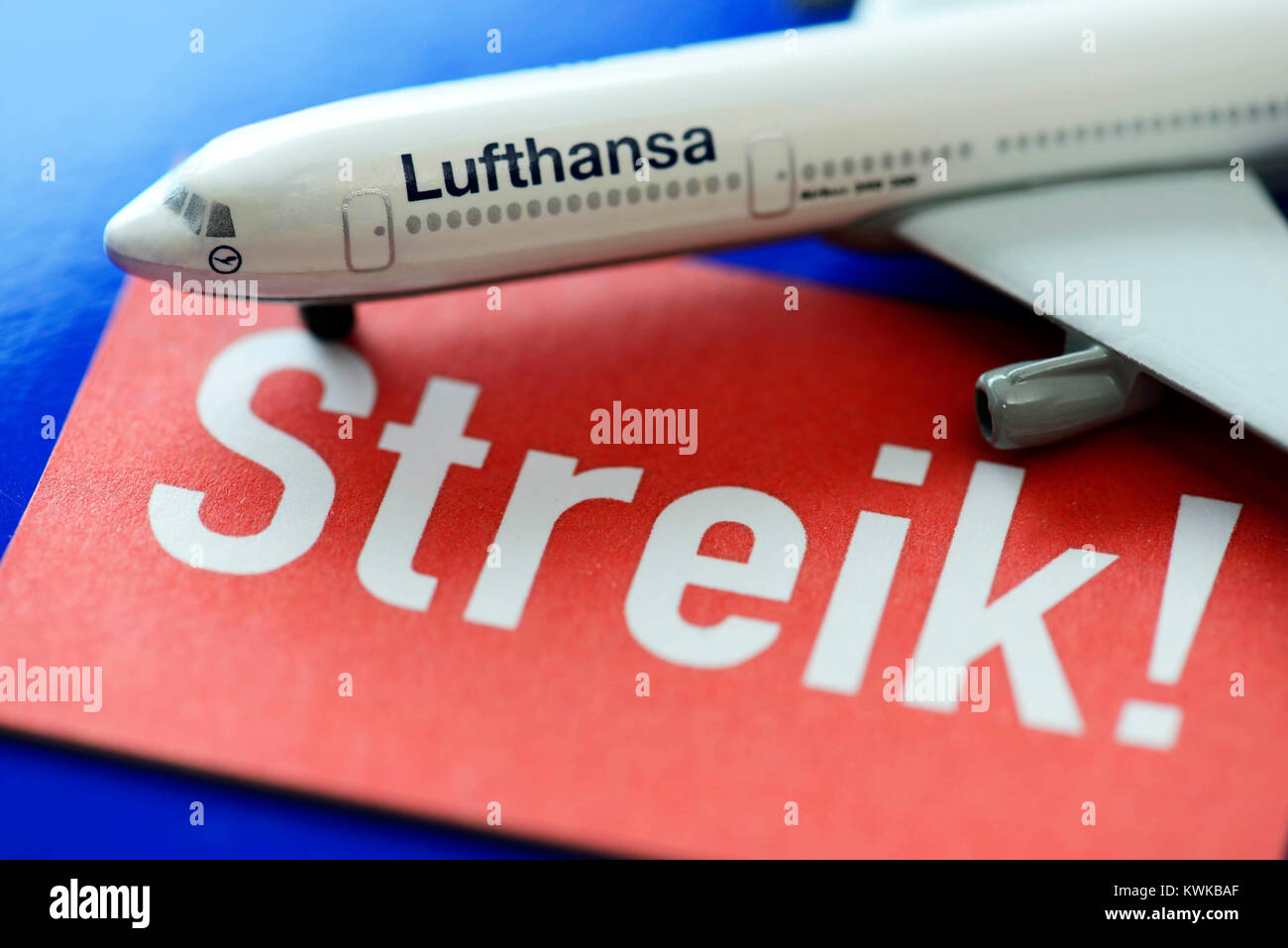 Lufthansa Flugzeug und Streik Zeichen, Streik ist symbolisch Foto Pilot, Lufthansa-Flugzeug und Streik-Schild, Symbolfoto Pilotenstreik Stockfoto