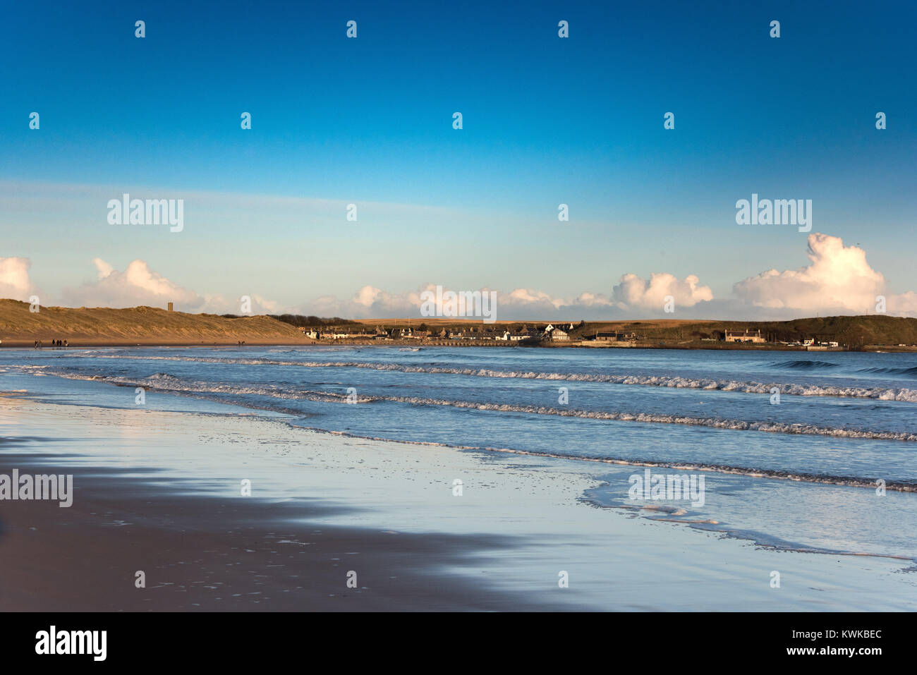 Sun Winter holt sich das Dorf bei Cruden Bay, wie Wolken im Abstand erfassen Stockfoto