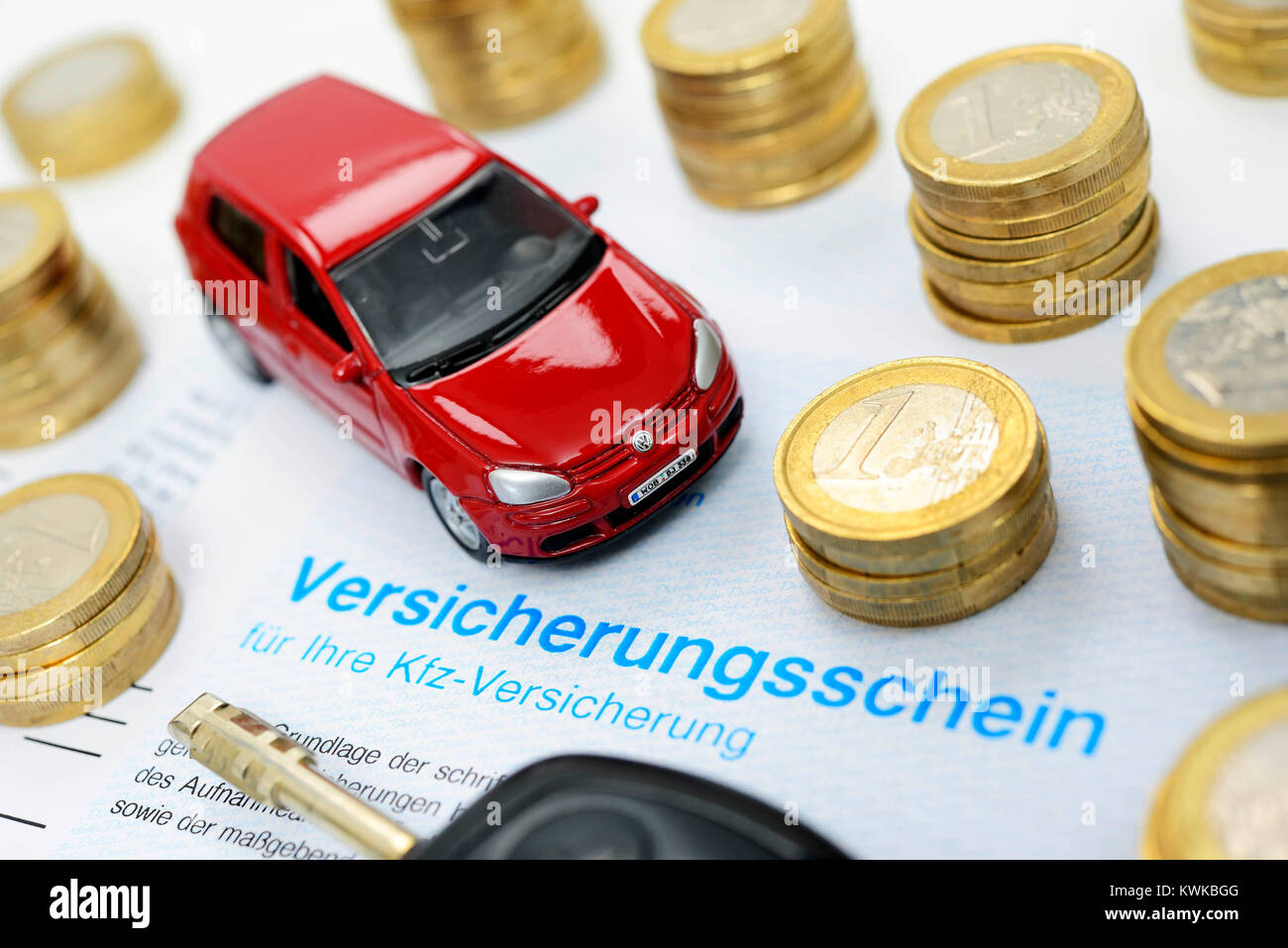 Mini Auto Und Versicherung Fahrzeug Garantie Miniaturauto Und Versicherungsschein Kfz Versicherung Stockfotografie Alamy