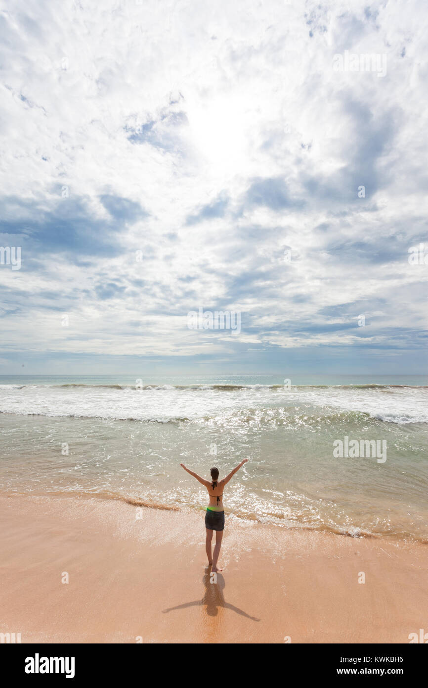 Asien - Sri Lanka - induruwa - eine Frau in der Sonne am Strand Stockfoto