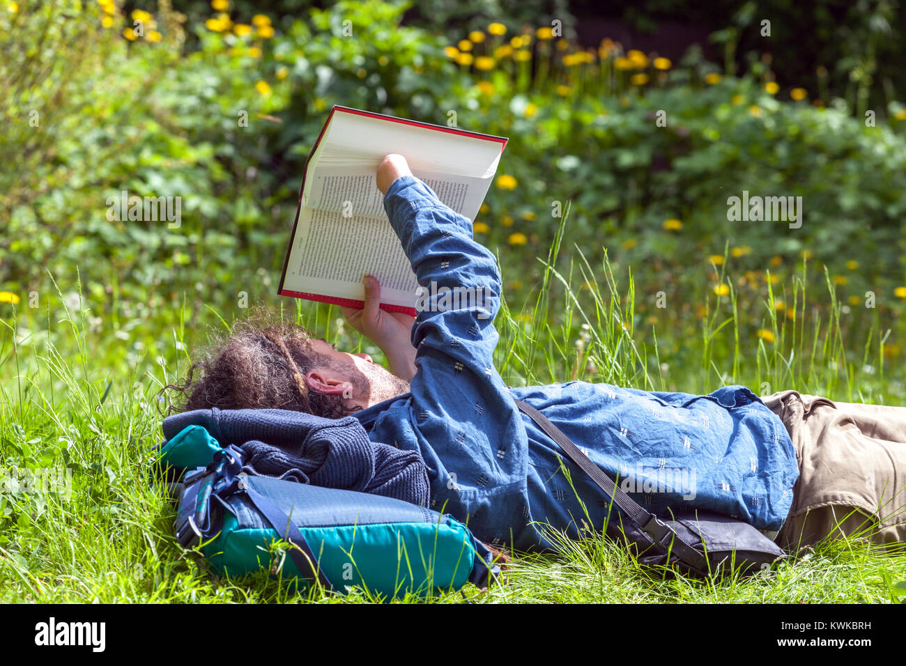 Der Leser liest ein Buch im Park, der tschechische Freizeitmensch liest draußen ein Buch Stockfoto