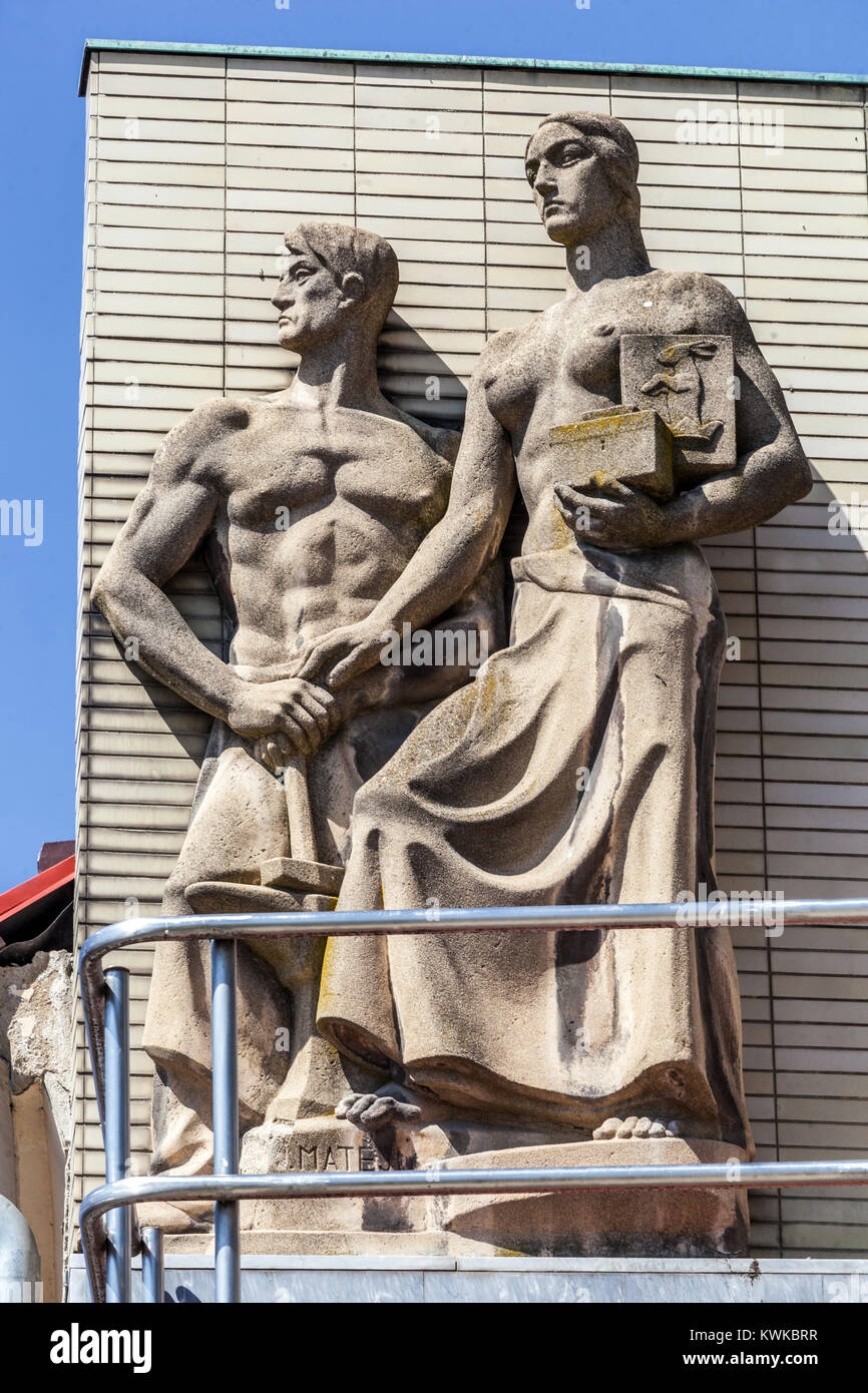 Statue im Stil des sozialistischen Realismus, Libochovice, Tschechische Republik Stockfoto