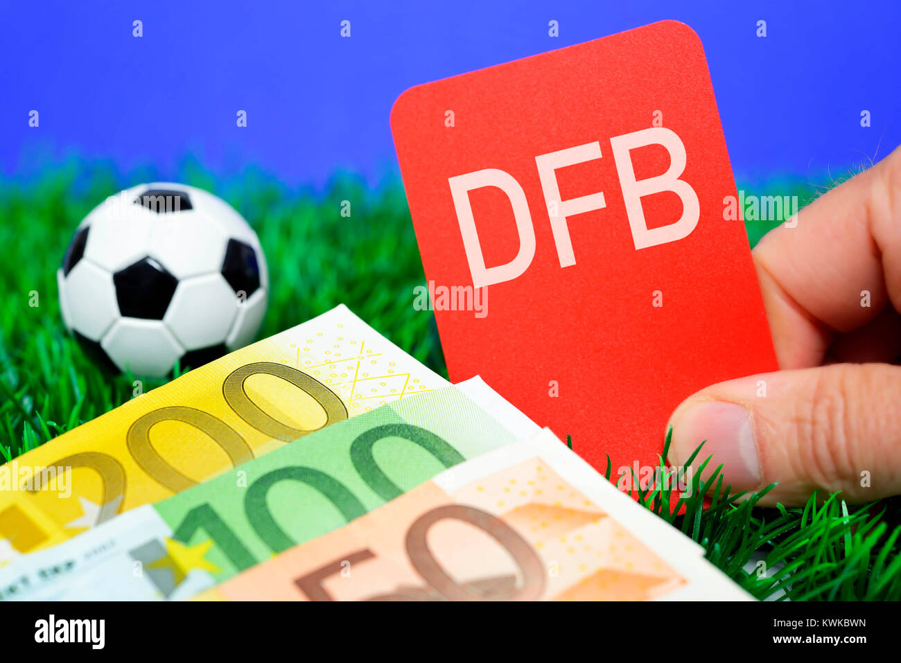 Miniatur-Fußball und Hand mit roten Karte, DFB-Skandal, Miniaturfu? ball Und Hand Mit Roter Karte, DFB-Skandal Stockfoto
