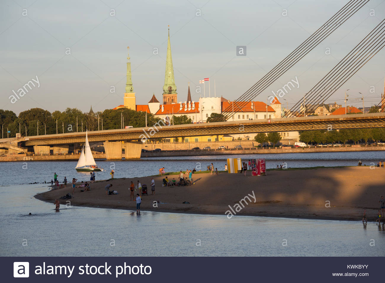 Ein Blick über den Fluss Daugava Riga an einem schönen Sommerabend auf dem Höhepunkt der Saison tiourist Stockfoto