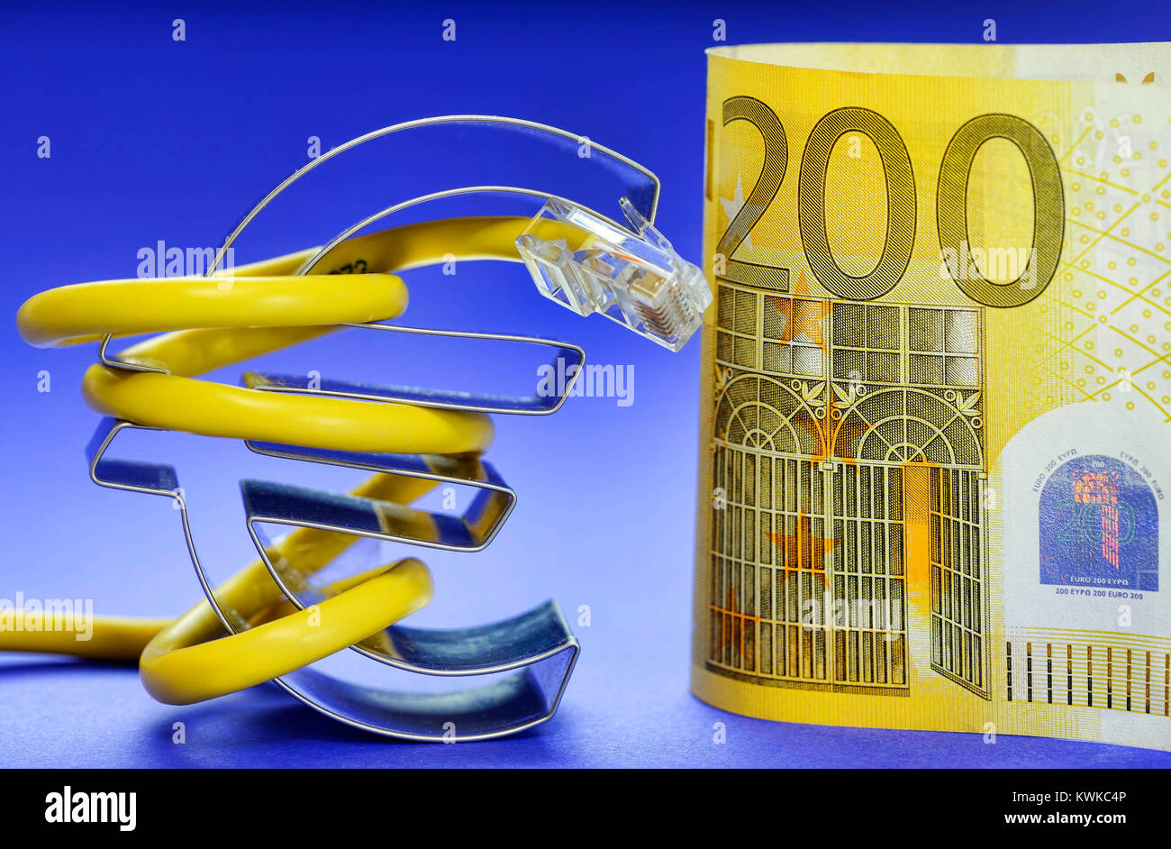 Eurosign im Internet Kabel wickelt, symbolische Foto für höhere Kosten durch schnelleres Internet, mit Eurozeichen Internetkabel umwickelt, Symbolfoto f?r h?hier Stockfoto
