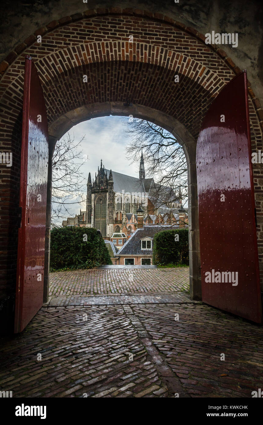 Niederlande, South-Holland, Leiden Dezember 201: Die Hooglandse Kerk in der Mitte der Stadt Stockfoto