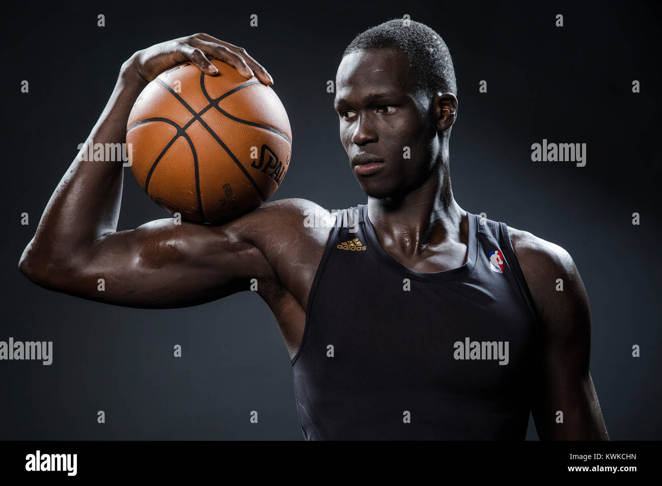 Thon Teekocher, ein Anfänger Spieler auf den Milwaukee Bucks Basketball team, Alter 19. Stockfoto