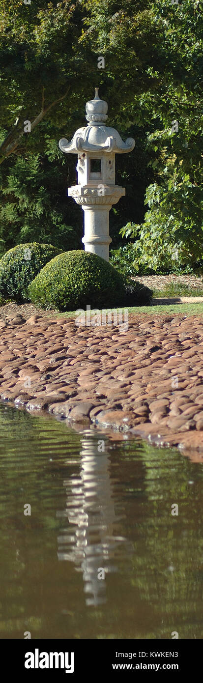 Reflexion der Stein Laterne in Japanischen Garten, Toowoomba, Queensland, Australien Stockfoto