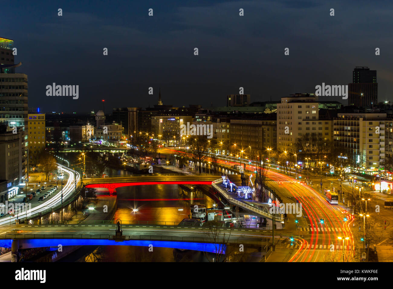 Danubio Fluss durch die Nacht gefolgt von Ampel schienen, Wien, Österreich Stockfoto