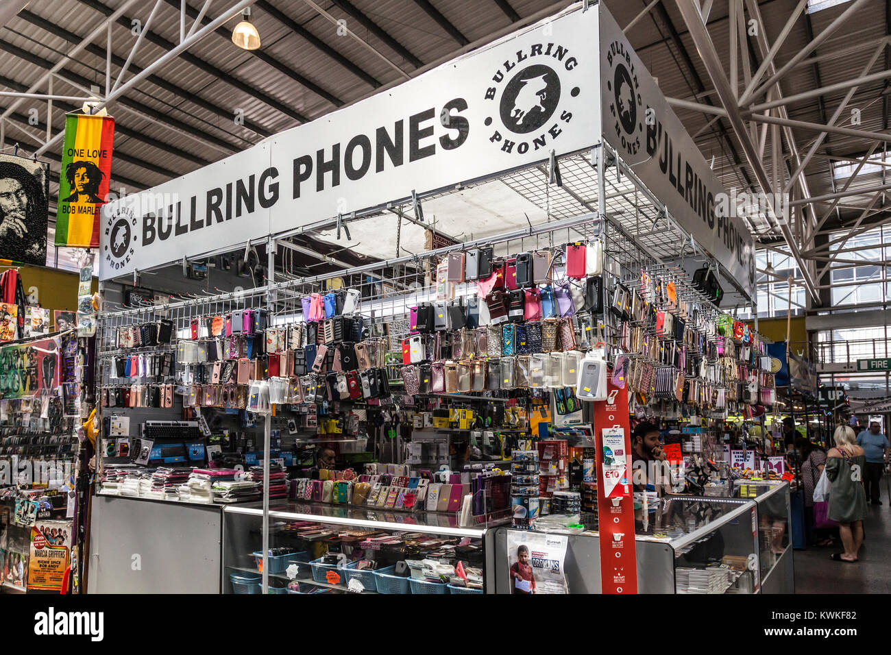 Bull Ring Handys im Birmingham Rag Markt, UK: Handys, Handy Taschen und Zubehör, leere CDs, Kopfhörer, Computer Zubehör Stall. Stockfoto