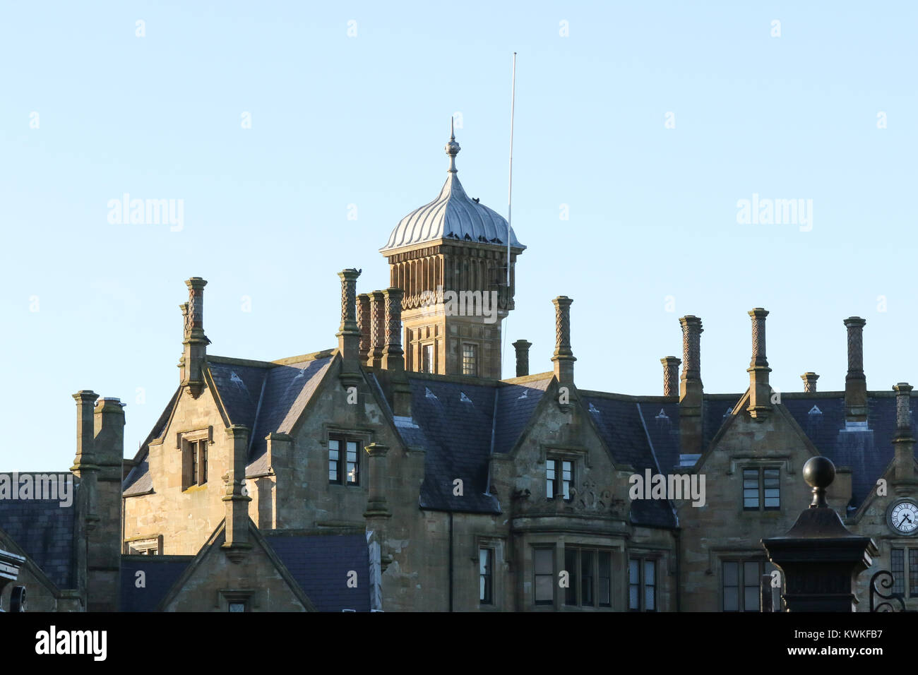 Der Turm auf dem Dach und verzierten Schornsteinen von Brownlow Haus in Lurgan, County Armagh, Nordirland. Das Gebäude ist auch lokal als Lurgan Schloss. Stockfoto