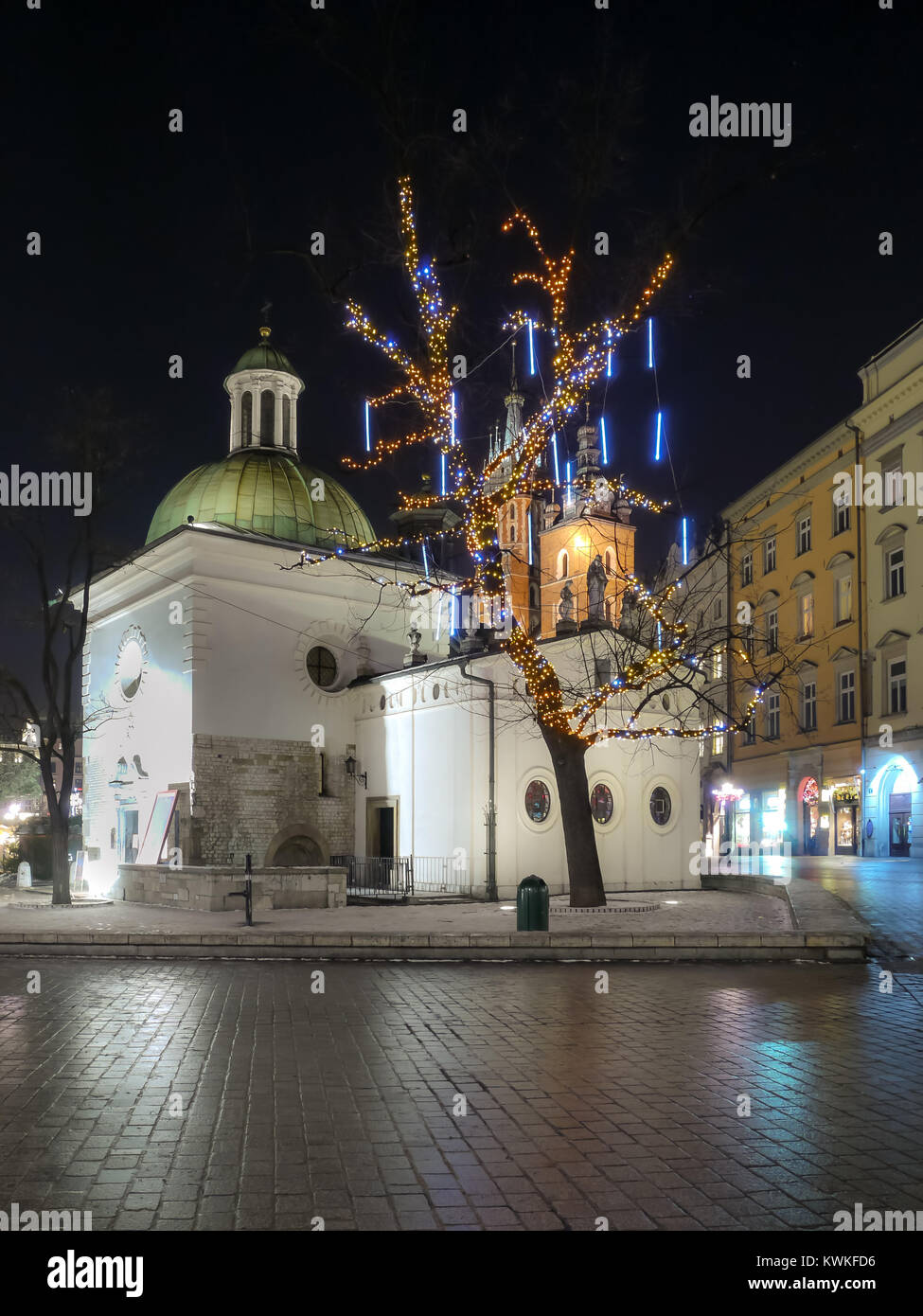 Der hl. Adalbert Kirche bei Nacht auf dem Marktplatz ist die älteste Kirche von Krakau, Polen Stockfoto
