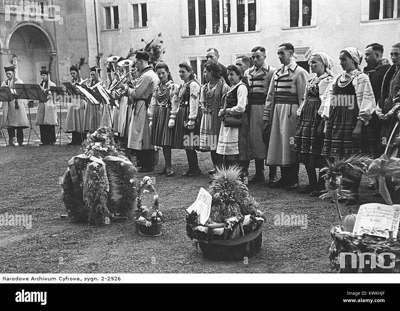 Dieses Foto aus dem Jahr 1943 zeigt die polnische Delegation, die Hans Frank auf Schloss Wawel besucht und einen Moment während der Nazi-Besetzung Polens festnimmt, der die politischen und kulturellen Spannungen der Zeit symbolisiert. Stockfoto