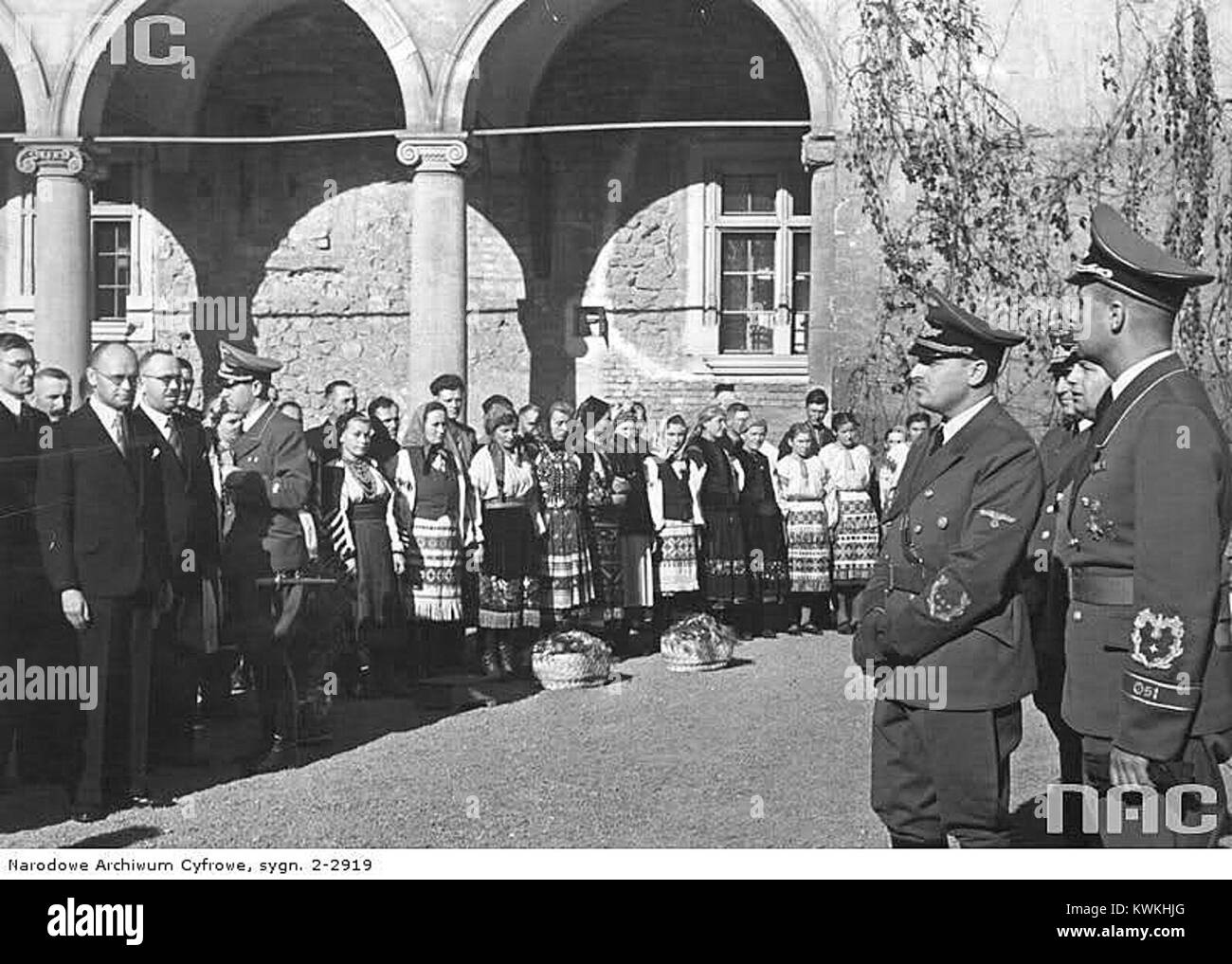 Ein Foto, das den Besuch einer ukrainischen Delegation bei Hans Frank am 24. Oktober 1943 während der Dozynki-Feierlichkeiten auf der Burg Wawel dokumentiert. Stockfoto