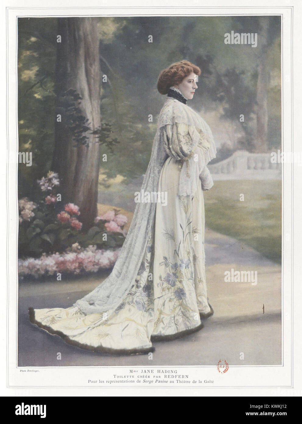 Die Toilette de Théâtre von Jane Hading, entworfen von Redfern im Jahr 1906, zeigt die französische Schauspielerin in eleganter Bühnenbekleidung, die die theatralische Mode und Kostümgestaltung des frühen 20. Jahrhunderts widerspiegelt. Stockfoto