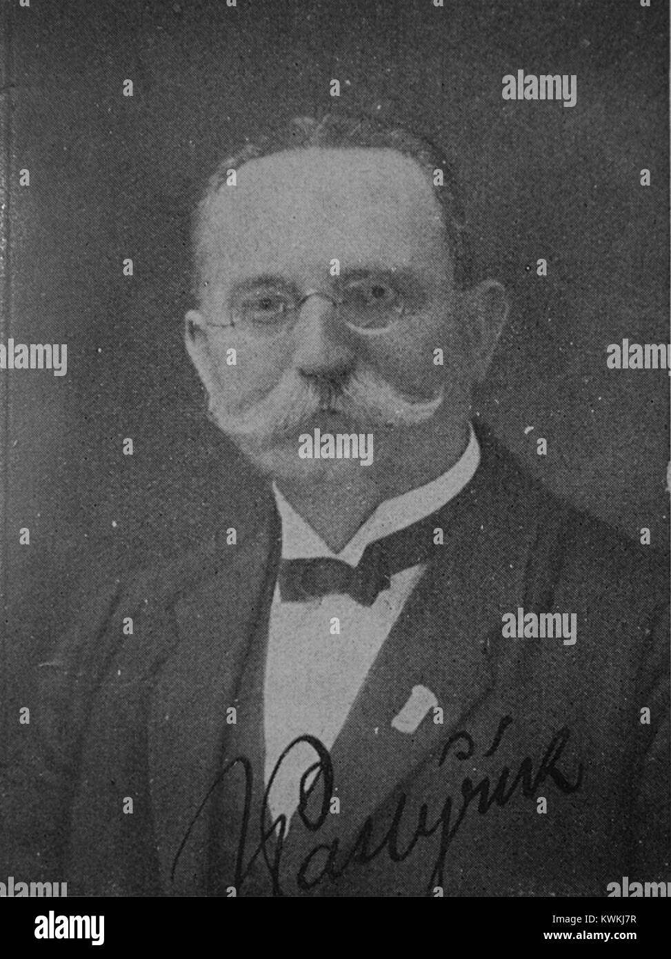 Josef Pastyrík war eine bemerkenswerte Figur der tschechischen Kunst, besonders bekannt für seine Beiträge zur Bildhauerei. Sein Werk wird oft für seine technische Beherrschung und emotionale Tiefe gefeiert. Stockfoto