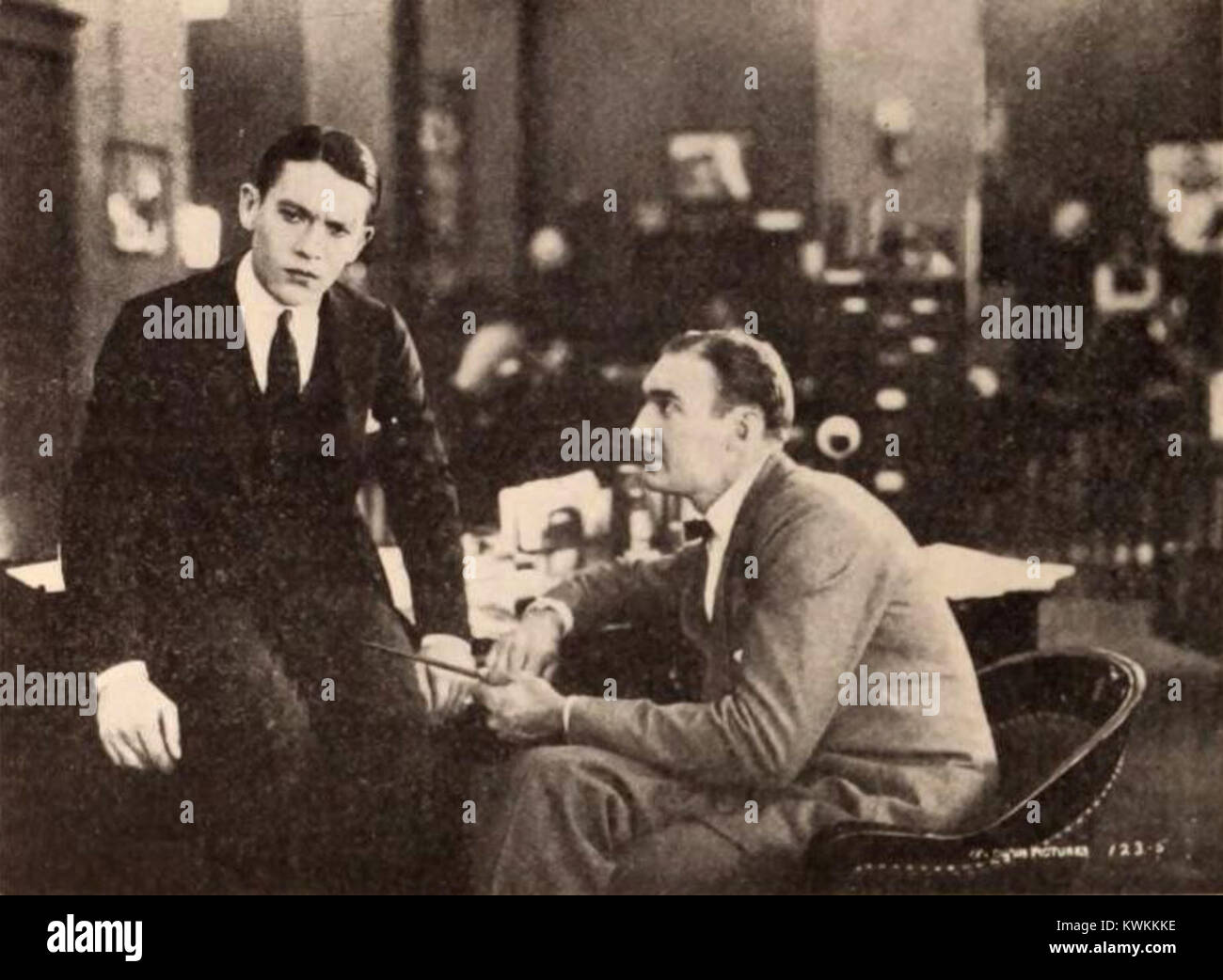 Der Stummfilm „Just Out of College“ aus dem Jahr 1920 ist eine Komödie von Alfred E. Green, die von Goldwyn Pictures produziert wurde. Stockfoto