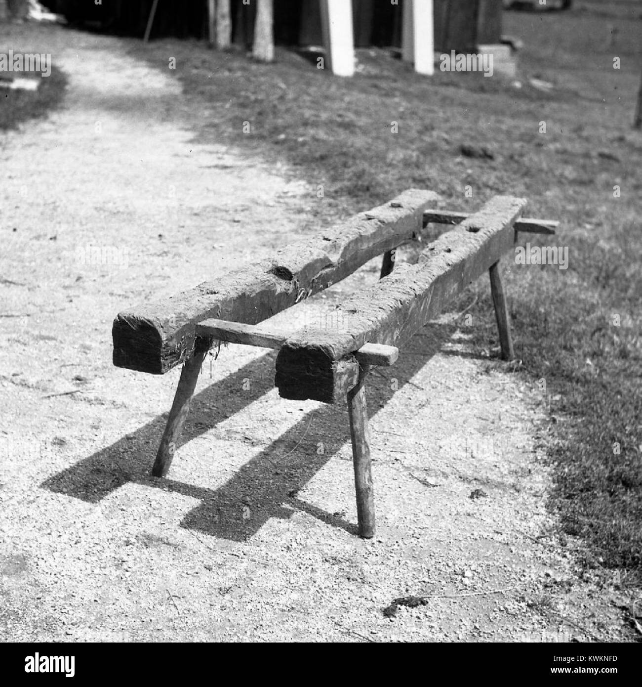 Diese Fotografie aus Zadlog, Slowenien, aus dem Jahr 1959 zeigt einen „kolarski stou“ (Fahrradstand), der für Fahrräder genutzt wird und die Dorfinfrastruktur und die tägliche Mobilität aus der Mitte des 20. Jahrhunderts veranschaulicht. Stockfoto