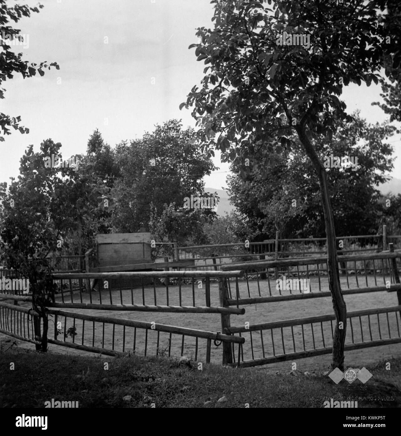 "Plac' Pod Lipo za Ples,ograjen z lestvami, lojtrnicami in čeli od Gaz. Ob Plešejo opasilu Ali drugih Markovščina prilikah, 1955 Stockfoto