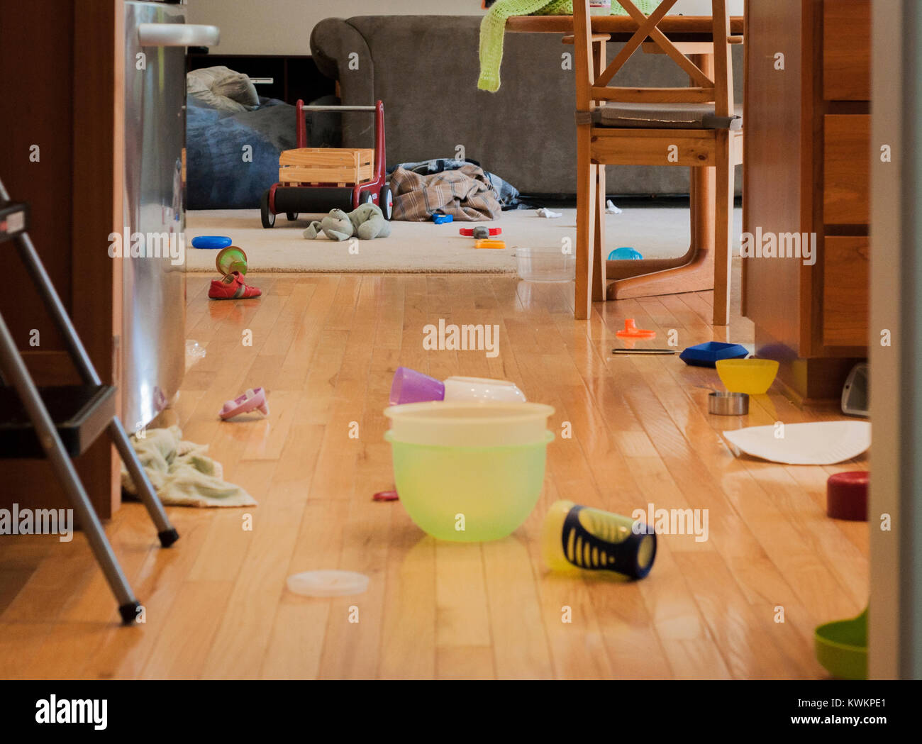 Ansicht der unordentlichen inländischen Zimmer Stockfoto