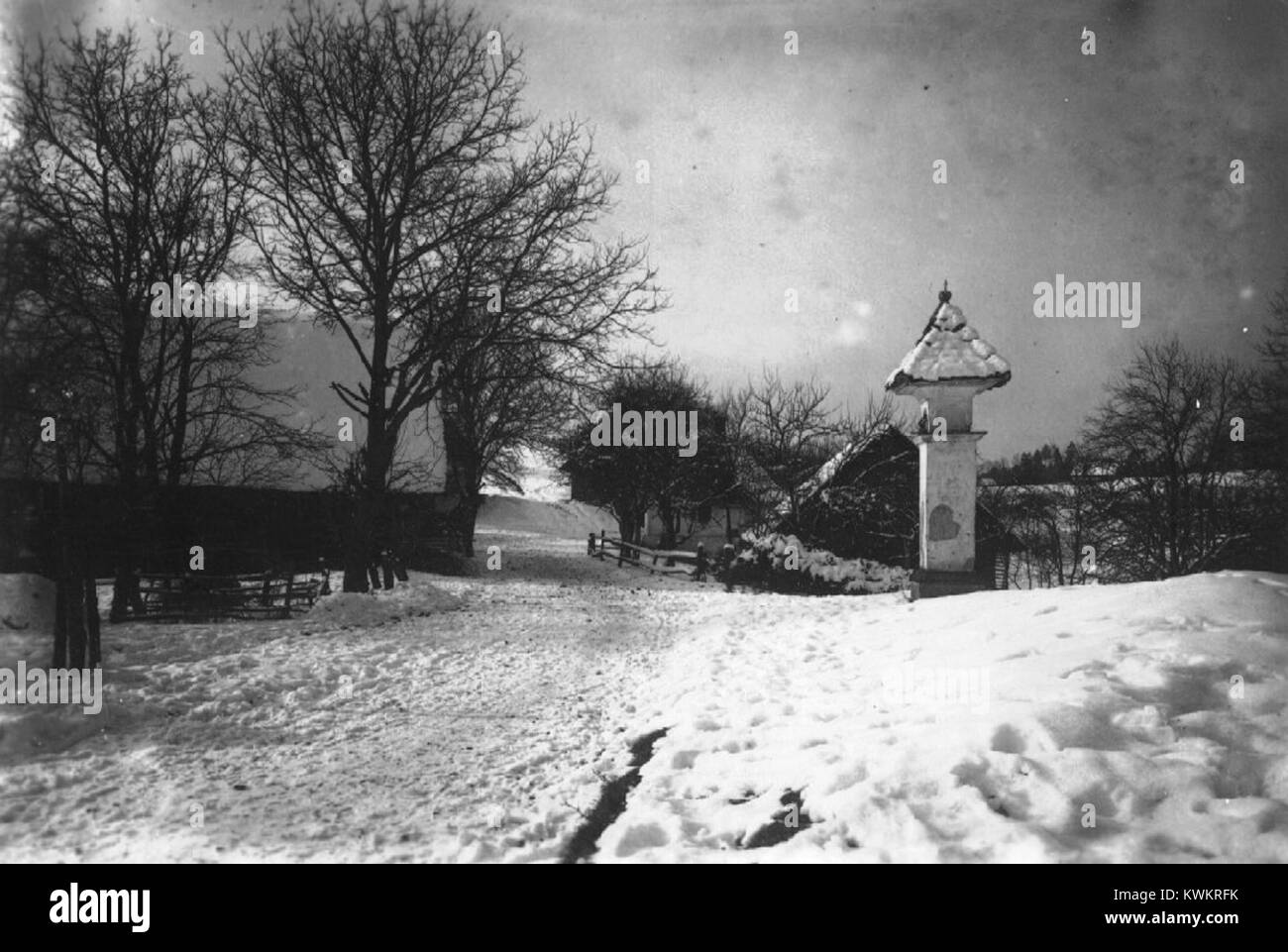 Ein religiöses Zeichen oder Schrein am Straßenrand („znamenje“) in Šentjur (Slowenien), das die christliche Verehrung und das traditionelle regionale Erbe repräsentiert. Stockfoto