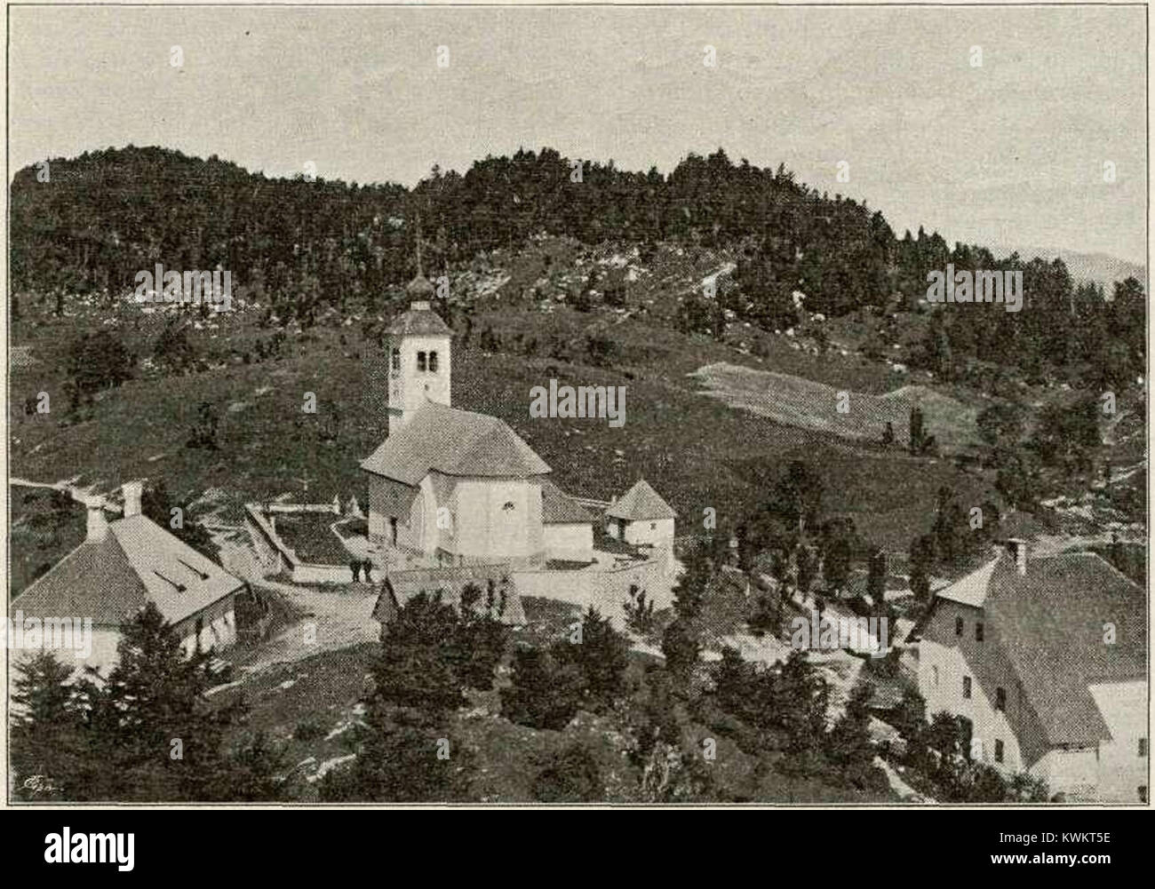 Eine Fotografie der Pfarrkirche St. Joseph in Vojskem, Slowenien, erbaut 1897, die die kirchliche Architektur des 19. Jahrhunderts und das religiöse Erbe der Region zeigt. Stockfoto