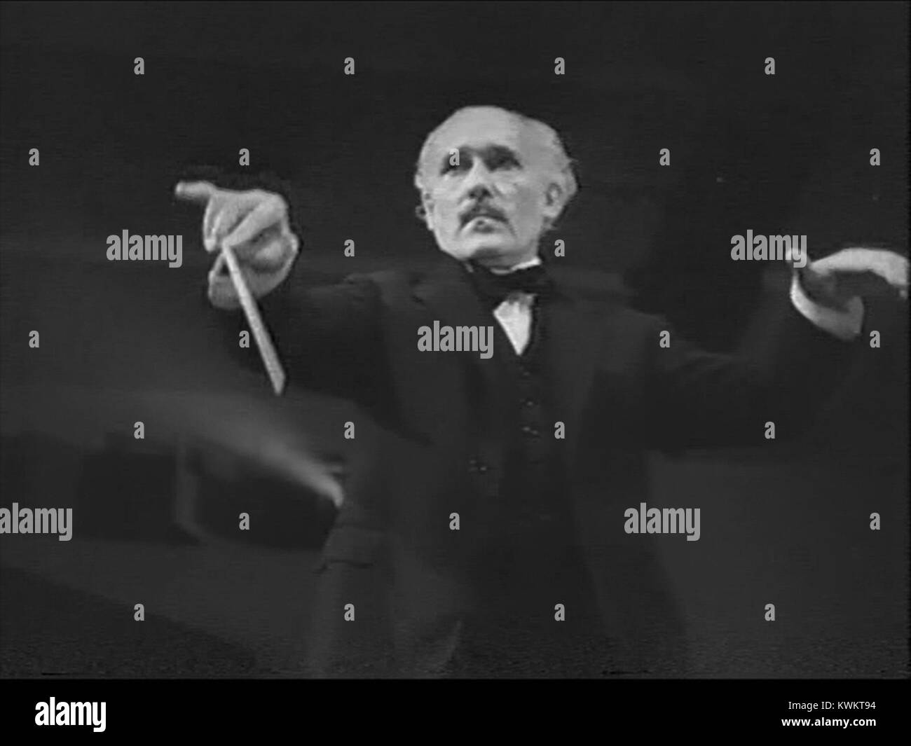 Hymne der Nationen 1944 OWI Film (08 Arturo Toscanini die Durchführung von Verdis La forza del destino 08) Stockfoto